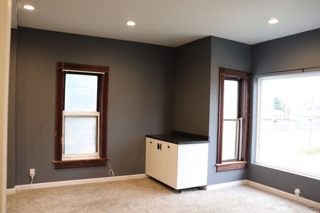 Building Photo - 6801 Lexington Ave