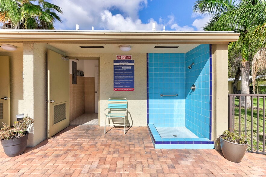 Building Photo - 2851 S Palm Aire Dr