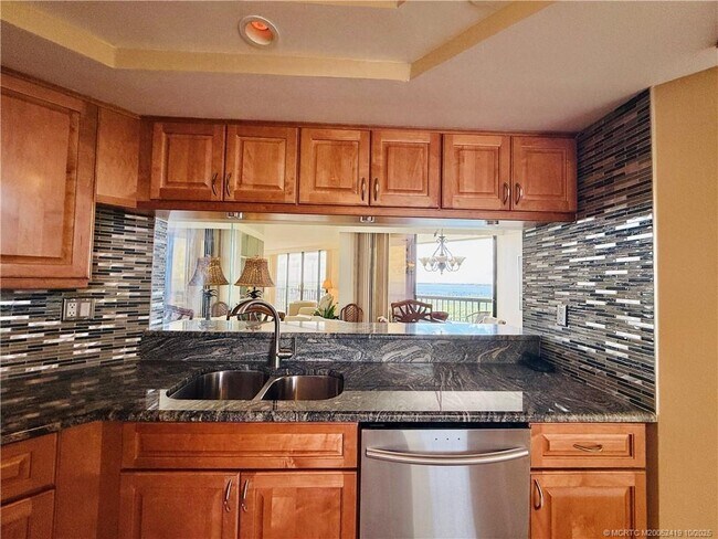 Building Photo - 9500 S Ocean Dr