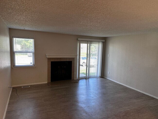 Building Photo - Spacious Updated Ranch Style Condo