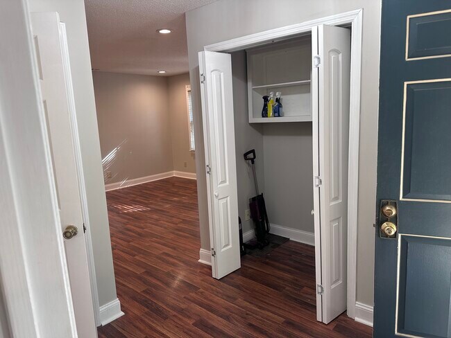 Building Photo - 2041 Greenwood Plz SW