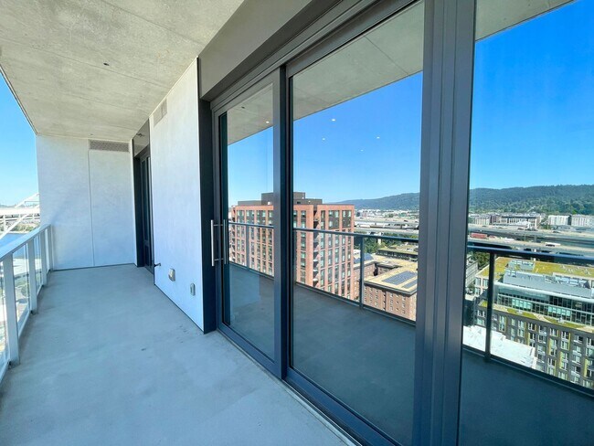 Building Photo - Spacious Vista Pearl Condo with Bonus Den, Stunning Views and Fabulous Amenities