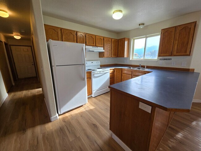 Building Photo - 810 N Siony
