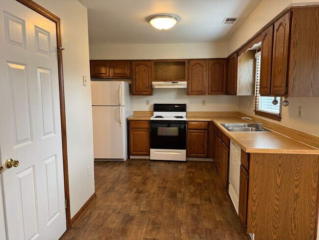 Building Photo - LANDSTOWN MEADOWS