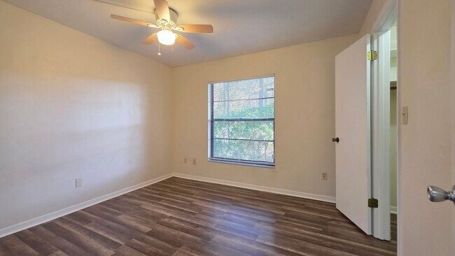 Building Photo - 2 bedroom, 1,5 bathroom townhouse in Mill Run