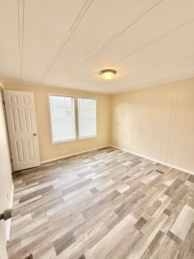 Building Photo - **3bed House-RENT READY- Minutes from the Dam Neck Base, Naval Station Oceana & Ocean Front**