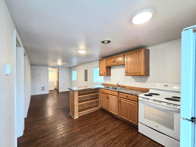 Building Photo - 1121 Monitor Ave