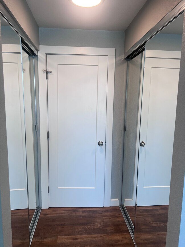 Building Photo - Spacious 1 Bedroom with Tons of Light, High Ceilings & Full Size Washer/Dryer Inside