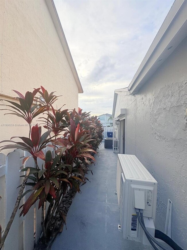 Building Photo - 927 NW 106th Ave Cir