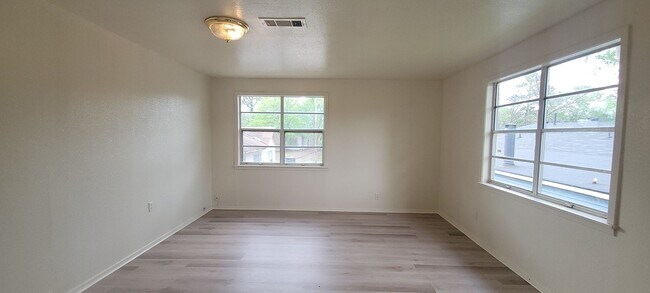 Building Photo - Huge 3 bedroom/1 bath upstairs apartment with Water, Gas Range and Refrigerator!