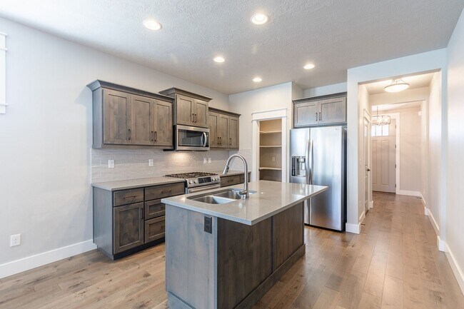 Building Photo - Quiet Centrally located 3 bed 2.5 bathroom