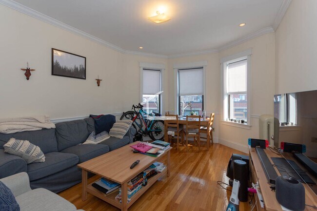Building Photo - Large, sunny, nicely renovated top floor u...