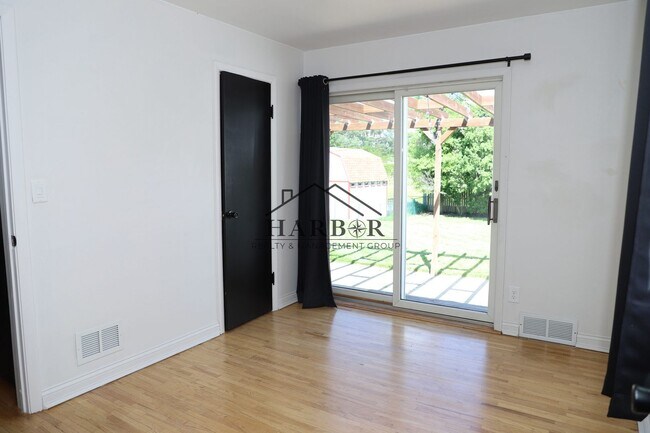 Building Photo - 406 18th Ave SW
