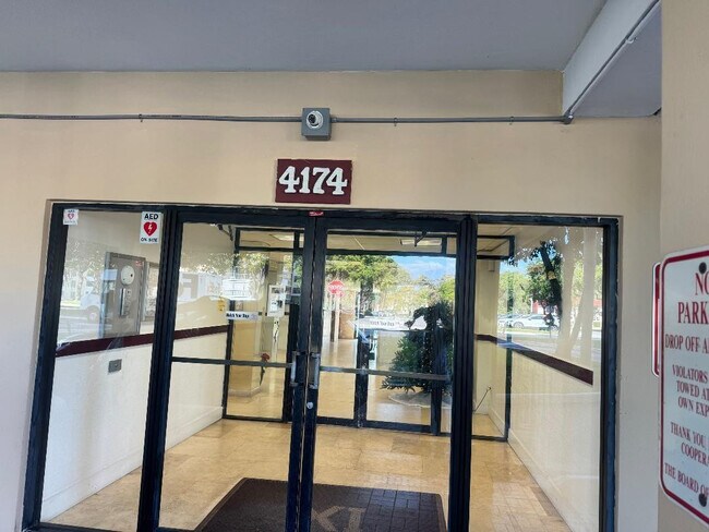 Building Photo - 4174 Inverrary Dr