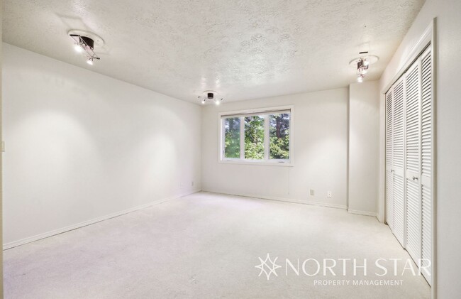 Building Photo - Stunning Lake Oswego Home with Space for E...