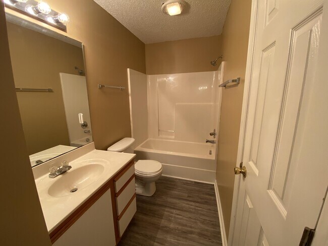 Building Photo - 107 Stratford Rd