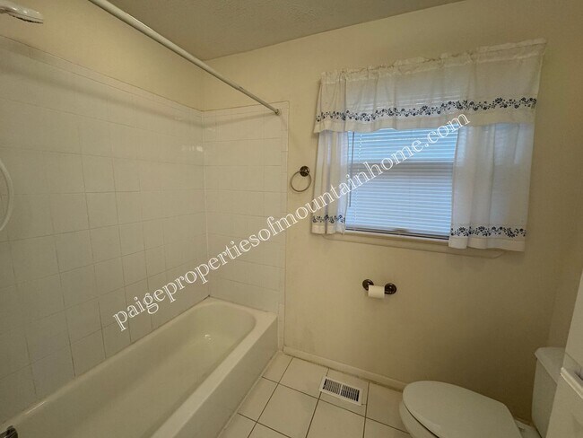 Building Photo - 3 Bedroom/2 bath home in Mountain Home