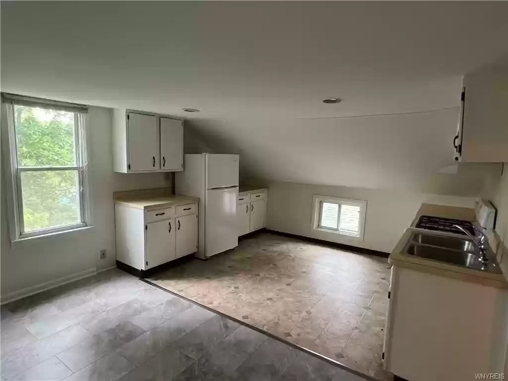 Kitchen - 4056 Park Ave