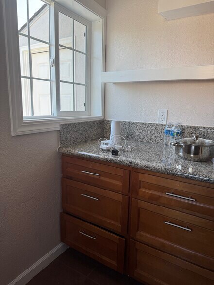 Building Photo - 5021 J Pky