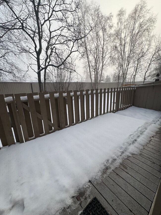 Building Photo - Stunning 2 bedroom townhouse