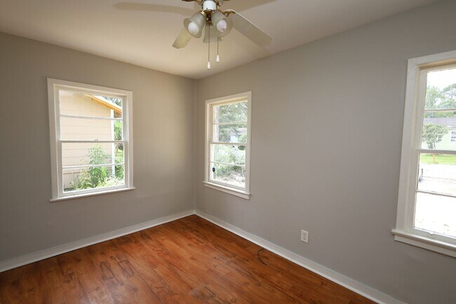 Building Photo - 1707 Clover Dr