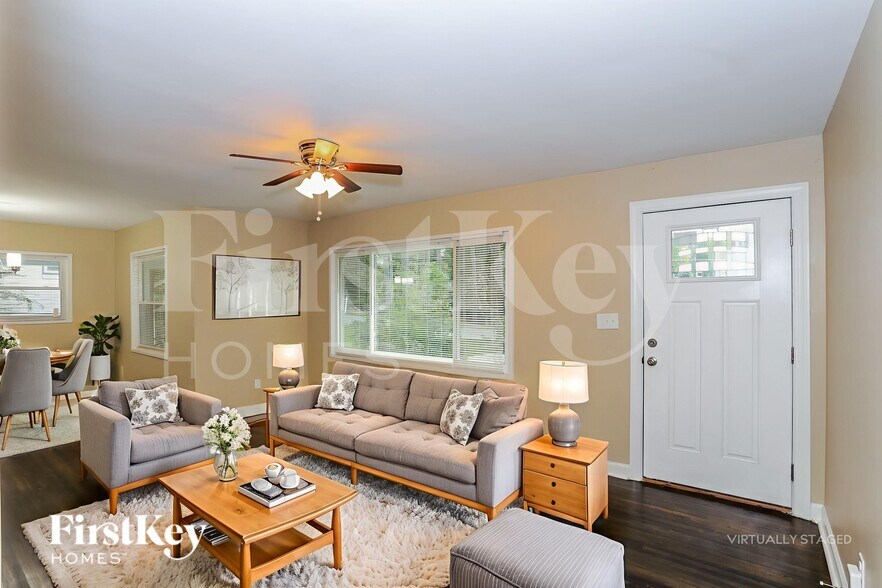 Building Photo - 1855 Shamrock Dr