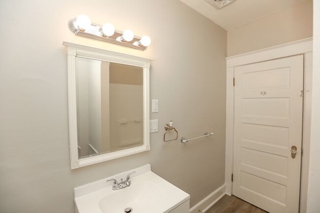 Building Photo - Spacious apartment for rent in Portsmouth ...
