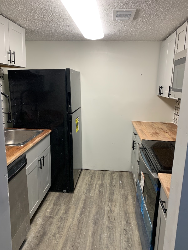 Building Photo - 100 Lewis Dr