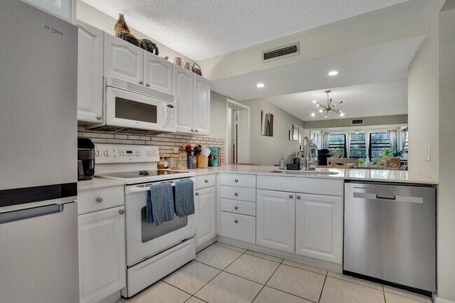 Building Photo - 6037 Balboa Cir