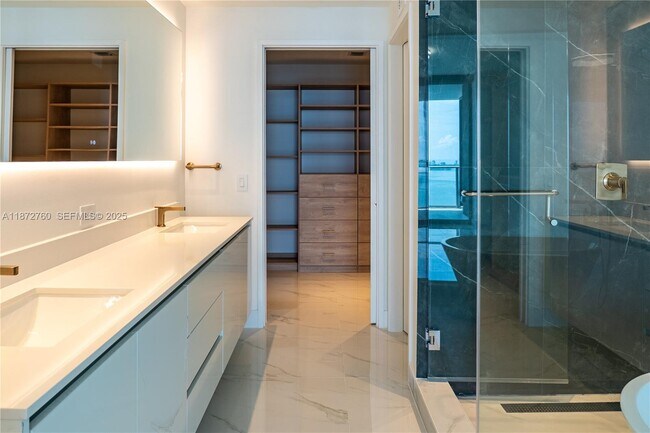 Building Photo - 700 NE 24th St