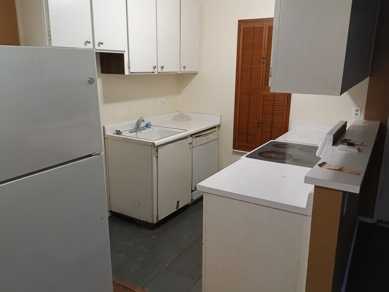 Building Photo - 6724 Plymouth Rd