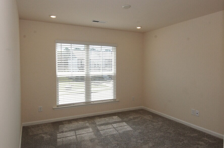 Building Photo - 331 White Oak Ridge Dr