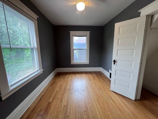 Building Photo - Large 3 Bedroom Duplex with Washer/Dryer - Water included!