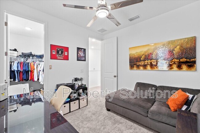 Building Photo - 12195 Stirrup Dr