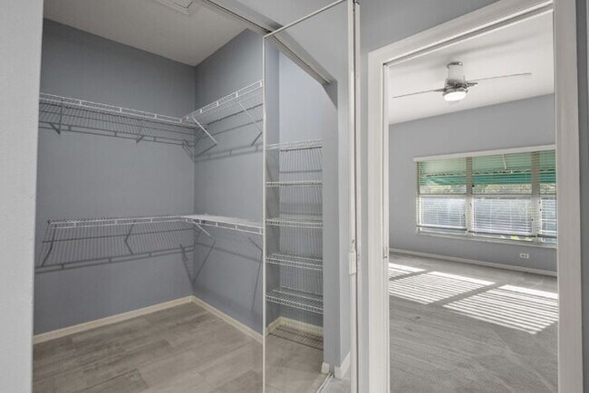 Building Photo - "Spacious 3-Bed, 2-Bath Condo Retreat in Vibrant Saint Petersburg – 1,445 Sq Ft of Comfort!"