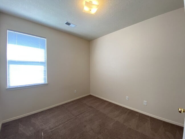 Building Photo - 3 Bedroom/2 Bath in Cabezon Subdivision