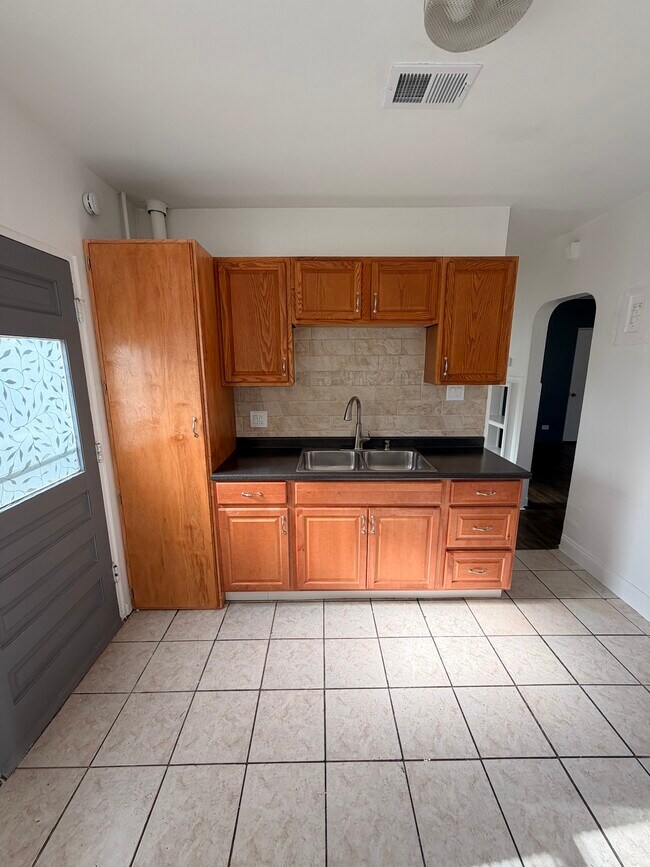 Building Photo - 2811 S Lincoln-2813