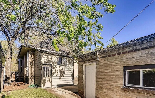 Building Photo - Recently updated Jefferson Park home with ...