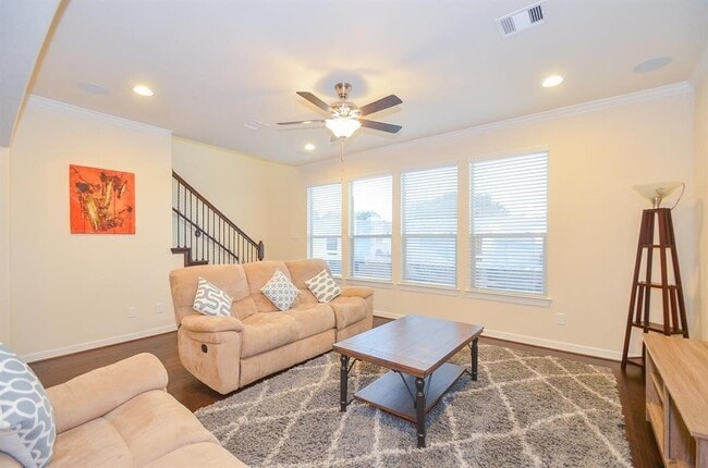 Building Photo - 10014 Spring Shadows Park Cir