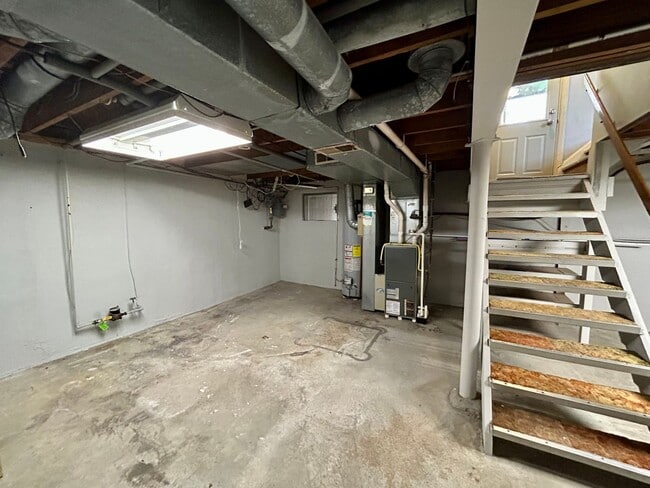 Building Photo - Adorable 3 bedroom 1 bath with garage