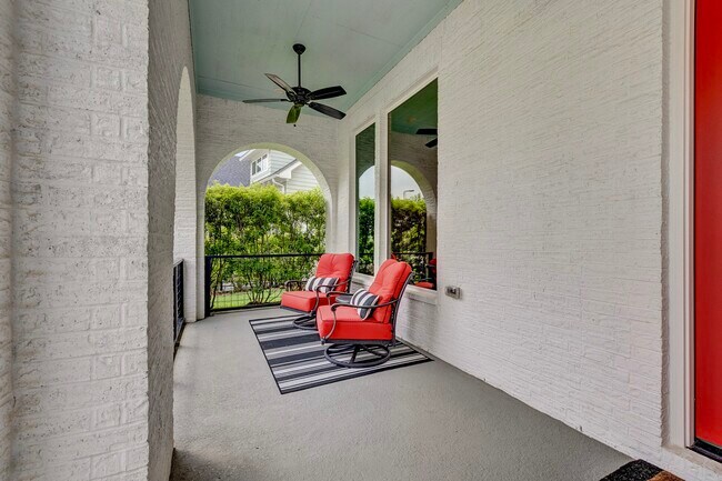 Building Photo - 327 N Turks Cap Trail