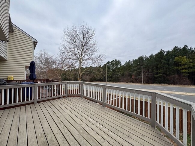 Building Photo - Spacious 2 Primary Beds 1 Den 3.5 Bath Townhome In Vibrant Sycamore Hill