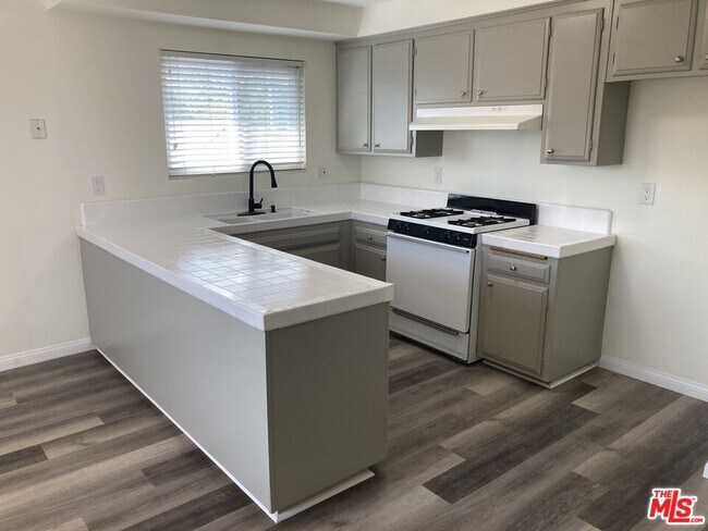 Building Photo - 309 E Cypress St