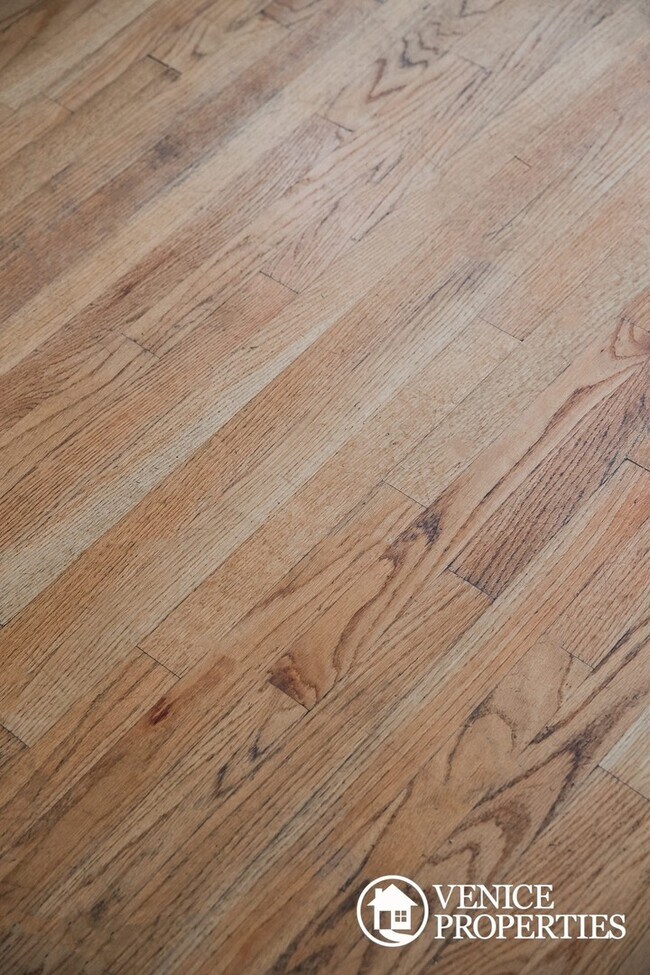 Building Photo - 1984-1986 Summit St