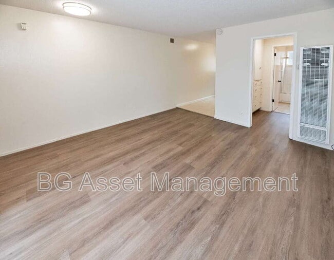 Building Photo - 480 Crescent St