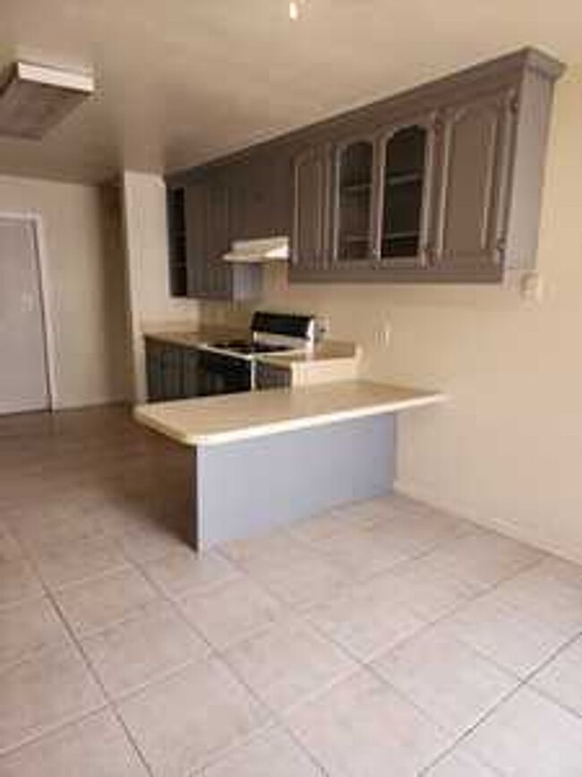 Building Photo - 2 bedroom, 2 baths, 1 car garge House