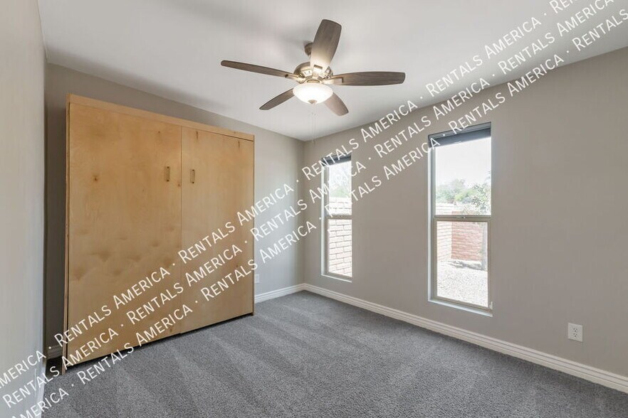 Building Photo - 4000 W Orangewood Dr