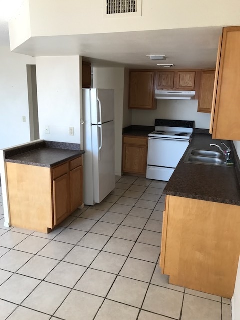 Building Photo - 2070 Sahara Dr