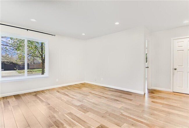 Building Photo - 5204 Creekline Dr
