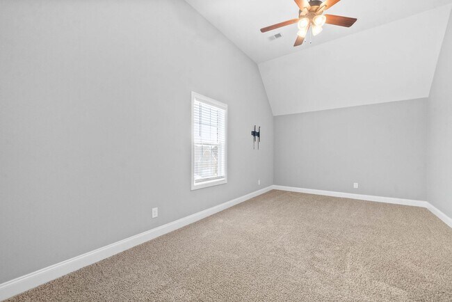 Building Photo - Pet Friendly Three Bedroom with Bonus!